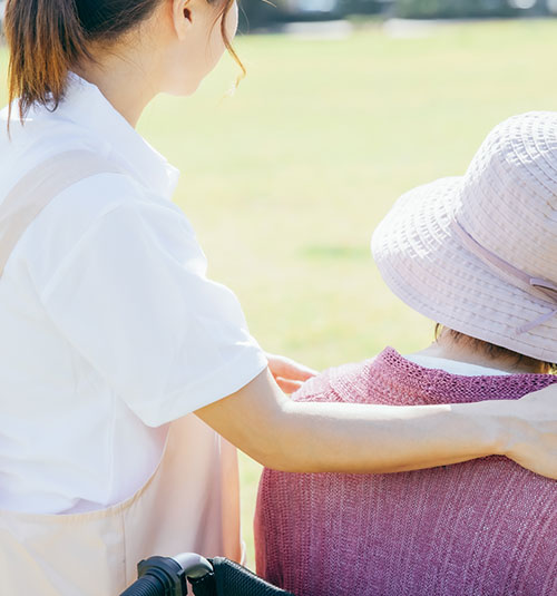 車いすになる人と介護者